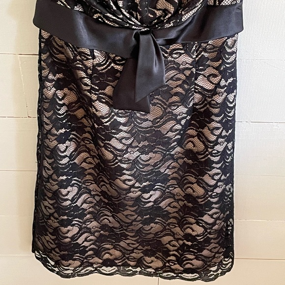 WHBM Black Lace Strapless Evening Gown with Ribbon Waist/Scalloped Detail, Sz 0 - Picture 3 of 12